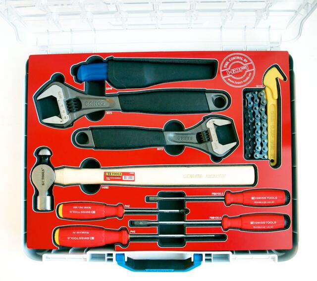 Detalj av tolags rød HDFI-skum med PB Swiss Tools verktøy